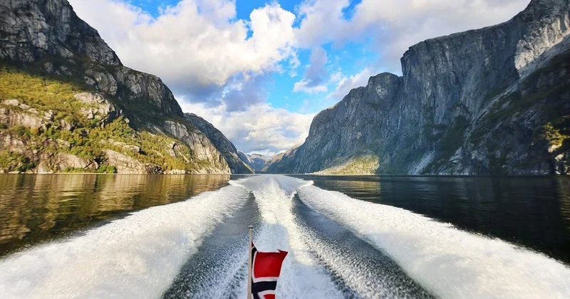 Niedrigemissions-Katamaran zum Preikestolen